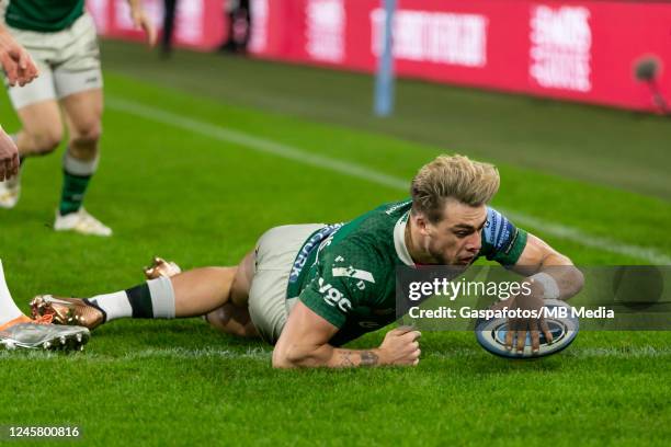 Ollie Hassell-Collins of London Irish scores a try during the Gallagher Premiership Rugby match between London Irish and Saracens at Gtech Stadium on...