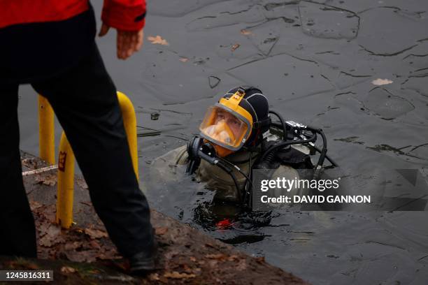 Police divers search on December 25, 2022 the Neukoellner Schiffahrtskanal in Berlin, in connection with the stolen jewels of the Green Vault in...