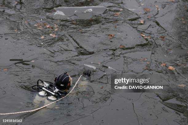 Police diver searches on December 25, 2022 the Neukoellner Schiffahrtskanal in Berlin, in connection with the stolen jewels of the Green Vault in...