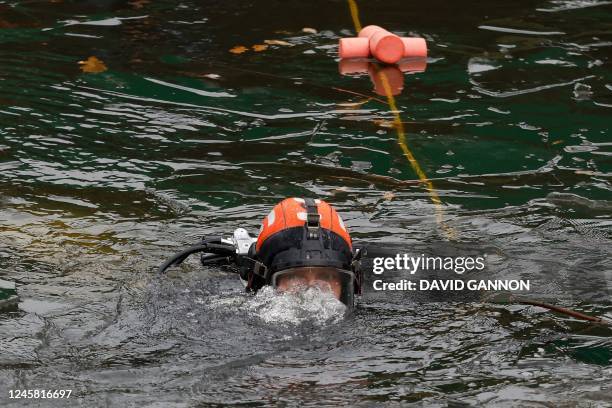 Police divers search on December 25, 2022 the Neukoellner Schiffahrtskanal in Berlin, in connection with the stolen jewels of the Green Vault in...