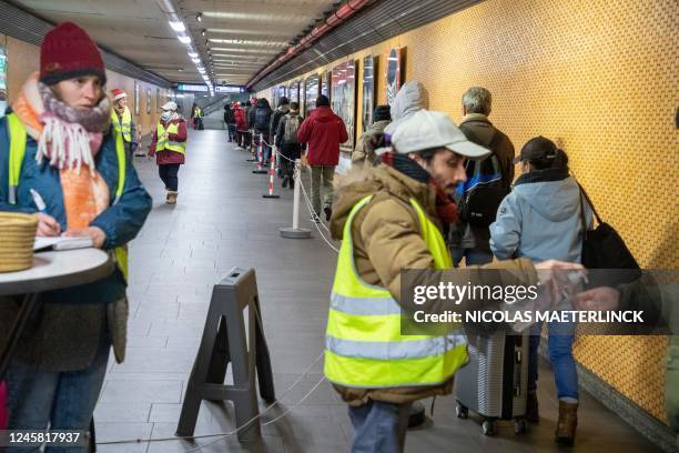 Illustration picture shows volunteers of 'Operation Thermos', the daily distribution of meals to homeless people, in the Kruidtuin - Botanique metro...