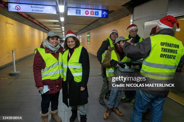 Illustration picture shows volunteers of 'Operation Thermos', the daily distribution of meals to homeless people, in the Kruidtuin - Botanique metro...