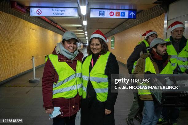 Illustration picture shows volunteers of 'Operation Thermos', the daily distribution of meals to homeless people, in the Kruidtuin - Botanique metro...
