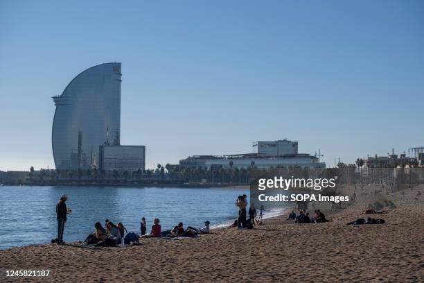 Crowds of people spend Christmas morning on the Barceloneta beach taking advantage of the warm temperatures. Unusual temperatures in Catalonia that...