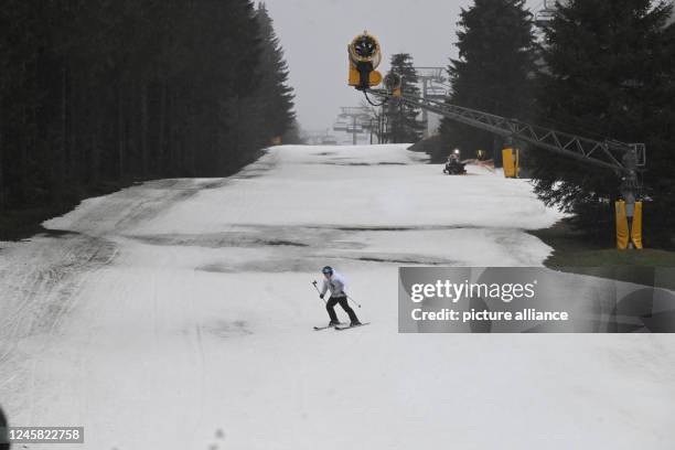 December 2022, North Rhine-Westphalia, Winterberg: A skier is skiing in the local ski resort in Sauerland on Boxing Day. Due to the temperatures of...