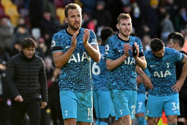 Tottenham Hotspur's English striker Harry Kane applauds fans on the pitch after the English Premier League football match between Brentford and...
