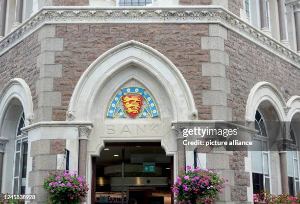 September 2022, ---, Saint Helier: The Jersey coat of arms and the words "Bank" can be seen above the entrance to Natwest Bank Saint Helier. Saint...