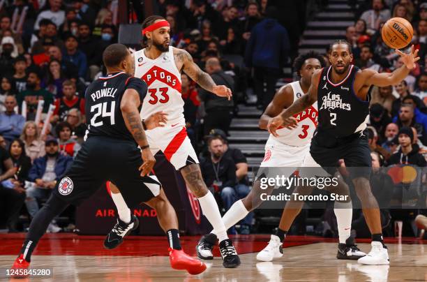 Clippers forward Kawhi Leonard receives the pass from LA Clippers forward Norman Powell in front of Toronto Raptors forward O.G. Anunoby and Toronto...