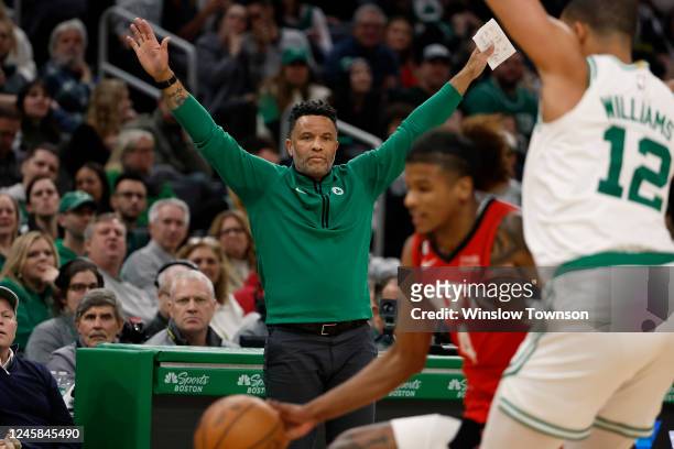 Boston Celtics assistant coach Damon Stoudamire watches in place of interim head coach Joe Mazzulla during the second half against the Houston...