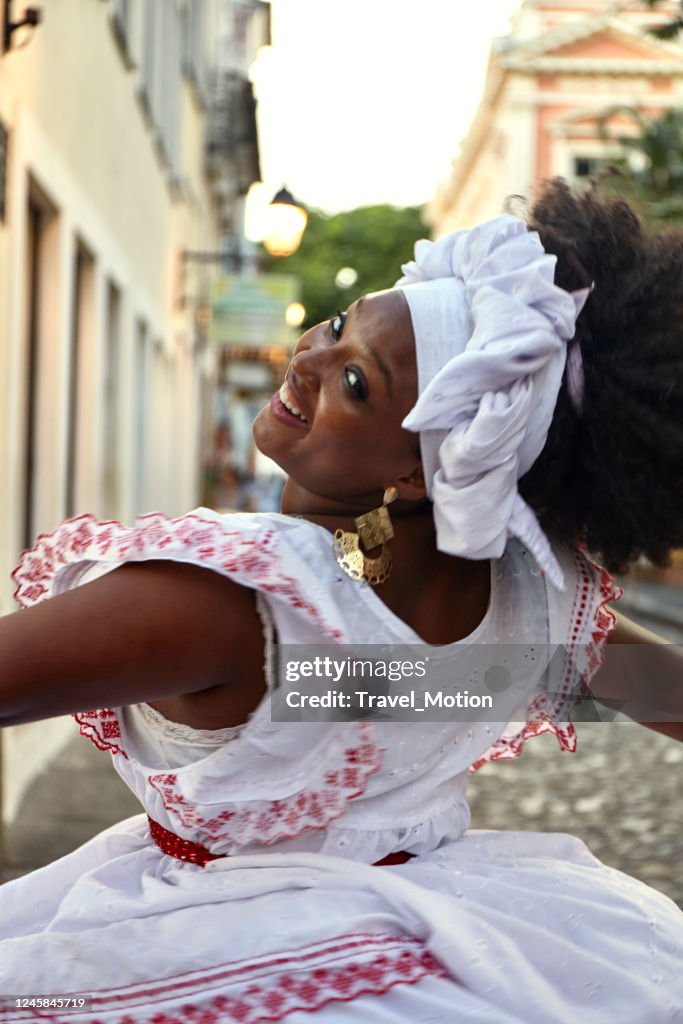 Articulación No esencial Hazme Mujer Brasileña De Ascendencia Africana Vistiendo Traje Tradicional De  Baiana En Salvador Brasil Foto de stock - Getty Images