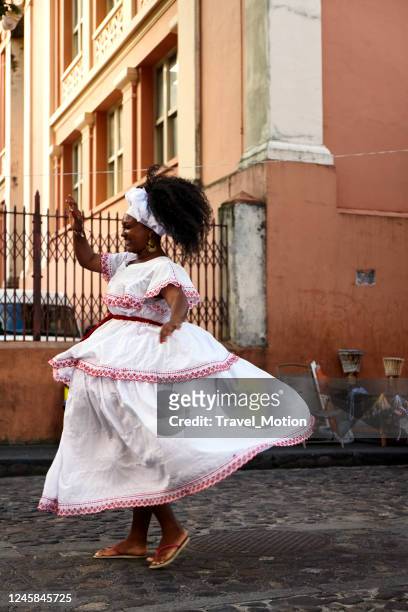 Articulación No esencial Hazme Mujer Brasileña De Ascendencia Africana Vistiendo Traje Tradicional De  Baiana En Salvador Brasil Foto de stock - Getty Images