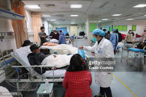 Medical staff treat patients at the emergency department of People's Hospital in Lianyungang, East China's Jiangsu Province, Dec 28, 2022.