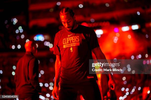 Kawhi Leonard of the LA Clippers warms up before the game against the Toronto Raptors on December 27, 2022 at the Scotiabank Arena in Toronto,...