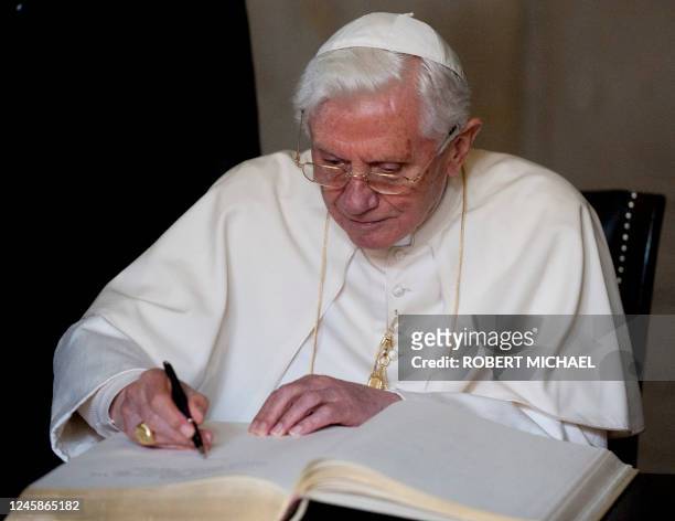 pope-benedict-xvi-signs-the-golden-book-