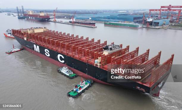 Under the maintenance of more than 20 sea patrol boats, the global container ship Xinfu 103, newly built by Jiangsu Yangtze River Shipping Group Co.,...
