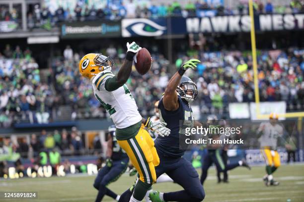 Green Bay Packers running back James Starks tries to catch the ball at the 2015 NFC Championship game between the Seattle Seahawks against the Green...