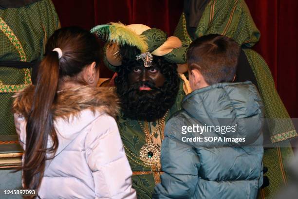 Children deliver letters to the royal messenger of the Wise Man Baltasar. The actors dressed as royal messengers of the Wise Men collect the letters...