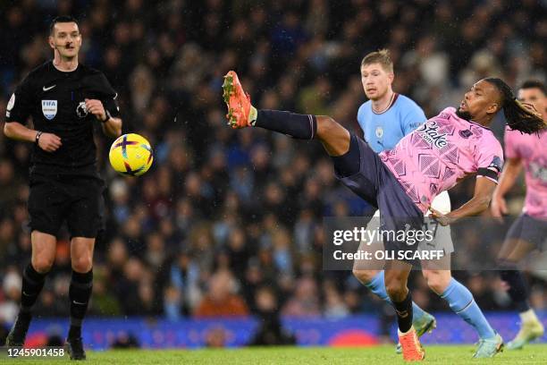 Everton's Nigerian midfielder Alex Iwobi controls the ball during the English Premier League football match between Manchester City and Everton at...