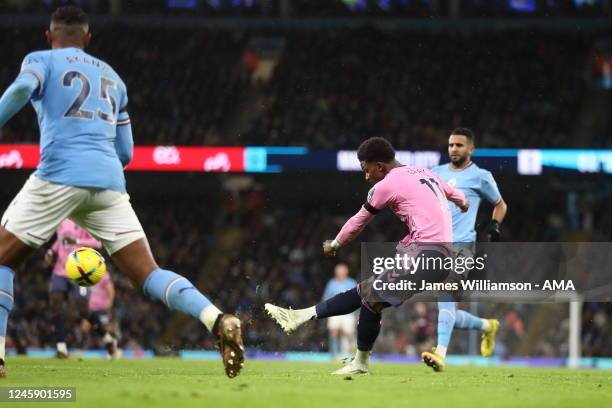 Demarai Gray of Everton scores a goal to make it 1-1 during the Premier League match between Manchester City and Everton FC at Etihad Stadium on...