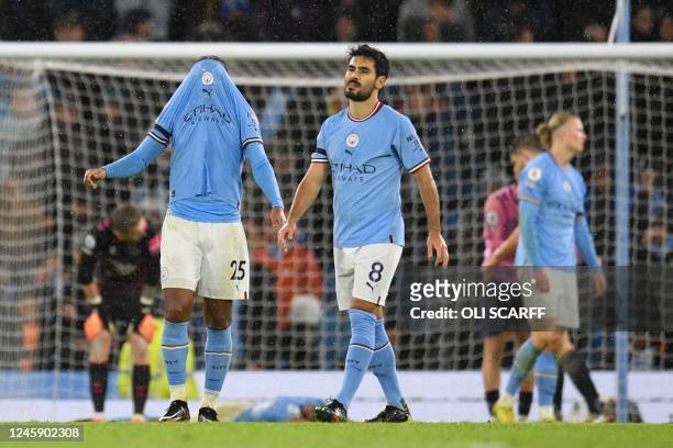 Manchester City players react on the final whistle in the English Premier League football match between Manchester City and Everton at the Etihad...