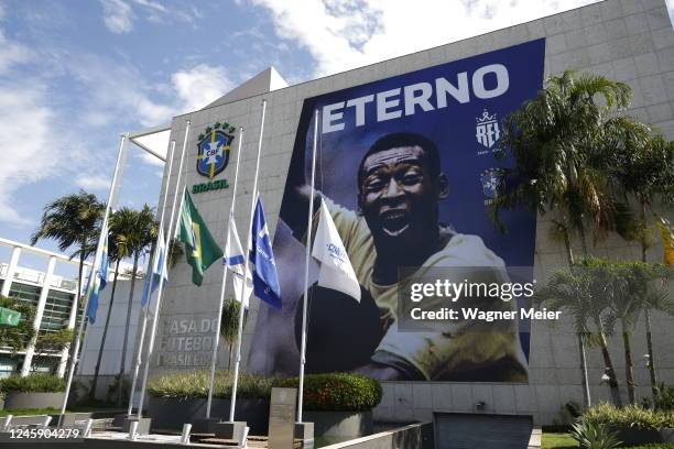 General view of a poster in tribute to late football legend Pelé at the Brazilian Football Federation headquarters on December 31, 2022 in Rio de...