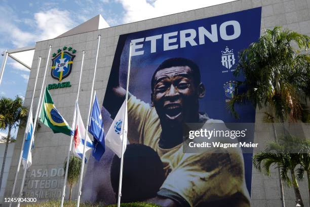 General view of a poster in tribute to late football legend Pelé at the Brazilian Football Federation headquarters on December 31, 2022 in Rio de...