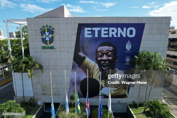 Aerial view of a poster in tribute to late football legend Pelé at the Brazilian Football Federation headquarters on December 31, 2022 in Rio de...