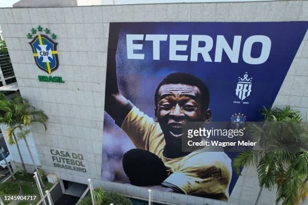 Aerial view of a poster in tribute to late football legend Pelé at the Brazilian Football Federation headquarters on December 31, 2022 in Rio de...