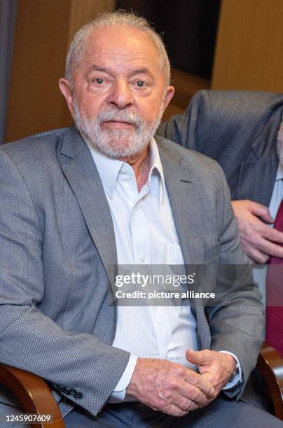 December 2022, Brazil, Brasilia: Der neue brasilianische Präsident Luiz Inácio Lula da Silva sitzt bei einem Treffen mit dem deutschen...