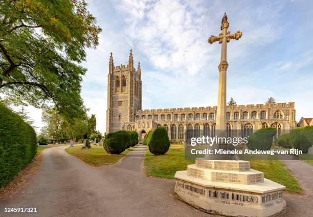 holy trinity church, a medieval 'wool church' long melford, suffolk, england, united kingdom. - mémorial de guerre photos et images de collection