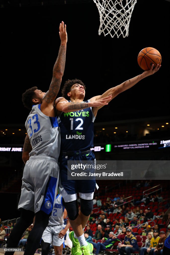 Iowa Wolves Action D.J. Carton of the Iowa Wolves shoots the ball against the Texas ...