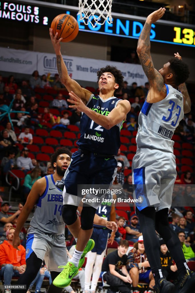 Iowa Wolves Action D.J. Carton of the Iowa Wolves shoots the ball against the Texas ...