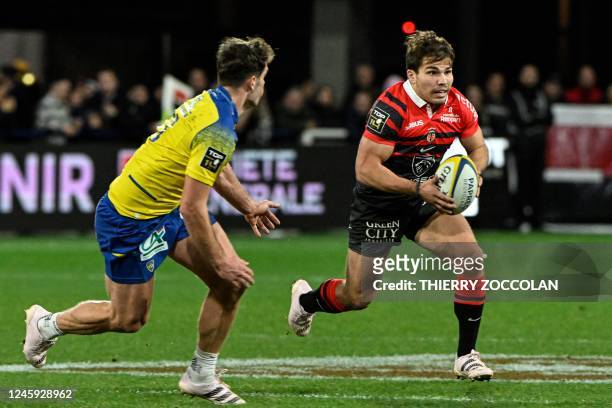 Toulouse's French scrum-half Antoine Dupont fights for the ball with Clermont's French centre Damian Penaud during the French Top14 rugby union match...