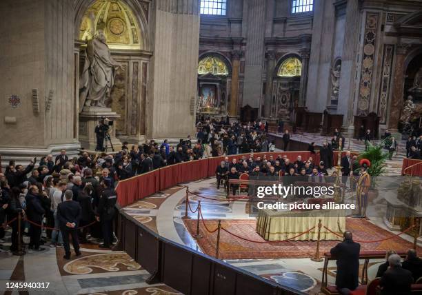 January 2023, Vatican, Vatikanstadt: The body of the late Pope Benedict XVI is laid out in public in St. Peter's Basilica. The Pope Emeritus had died...