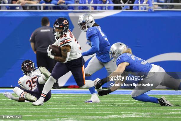 Chicago Bears running back David Montgomery runs with the ball away from the grasp of Detroit Lions linebacker Alex Anzalone during the first quarter...