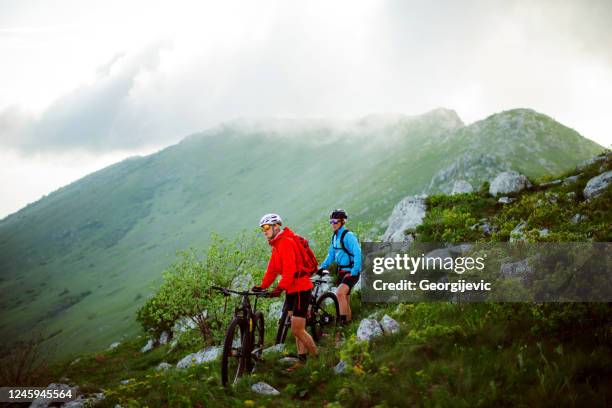 mountain bike - georgijevic mountain biker foto e immagini stock