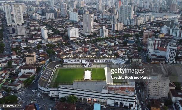Aerial view as mourners queue to pay their respects to late football legend Pelé during his funeral at Vila Belmiro stadium on January 2, 2023 in...