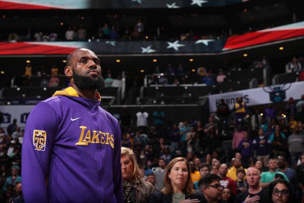 https://media.gettyimages.com/id/1245952073/photo/lebron-james-of-the-los-angeles-lakers-stands-for-the-national-anthem-before-the-game-against.jpg?s=612x612&w=0&k=20&c=5PJU8jWQiON-NBRL5-qGKoinv2fxYi2DeaFQQZy5wdc=