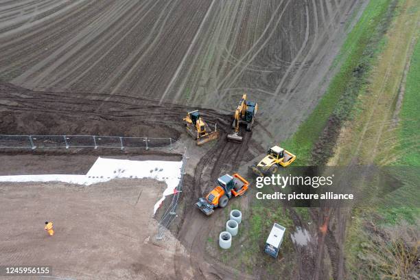 January 2023, Saxony-Anhalt, Magdeburg: Archaeologists examine parts of the future Intel site, also with heavy equipment. At the beginning of...