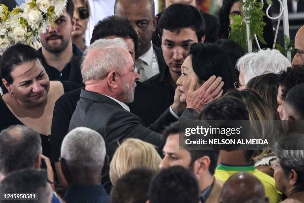 Brazil's President Luiz Inacio Lula da Silva greets the wife of Brazilian football legend Pele, Marcia Aoki , during his wake at the Urbano Caldeira...