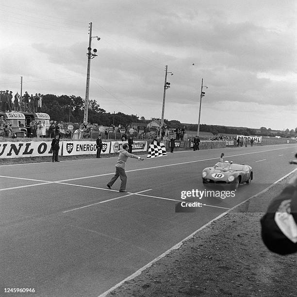 The Ferrari 250 Testa Rossa TR61 N°10 driven by drivers Belgian Olivier Gendebien and US Phil Hill of the Scuderia Ferrari crosses victoriously the...