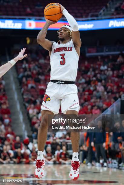 El Ellis of the Louisville Cardinals shoots the ball during the second half against the Syracuse Orange at KFC YUM! Center on January 3, 2023 in...