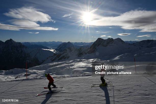 January 2023, Bavaria, Grainau: Skiers take advantage of the slopes on the Zugspitzplatt in bright sunshine. Photo: Angelika Warmuth/dpa