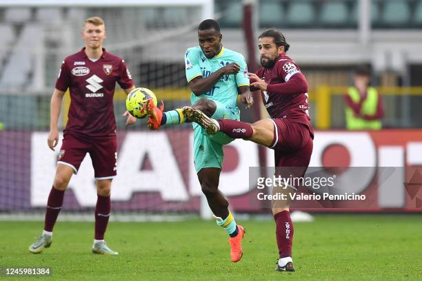 Ricardo Rodriguez of Torino FC competes with Yayah Kallon of Hellas Verona during the Serie A match between Torino FC and Hellas Verona at Stadio...