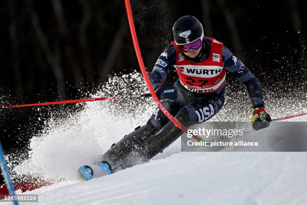 January 2023, Bavaria, Garmisch-Partenkirchen: Alpine skiing: World Cup, slalom, men, 1st run. Luke Winters from the USA in action. Photo: Angelika...