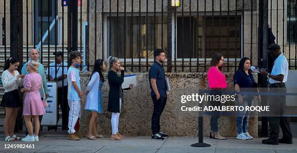 Cubans queue to enter the US embassy in Havana on January 4, 2023. - Five years after it was closed due to mysterious "sonic attacks" on diplomatic...