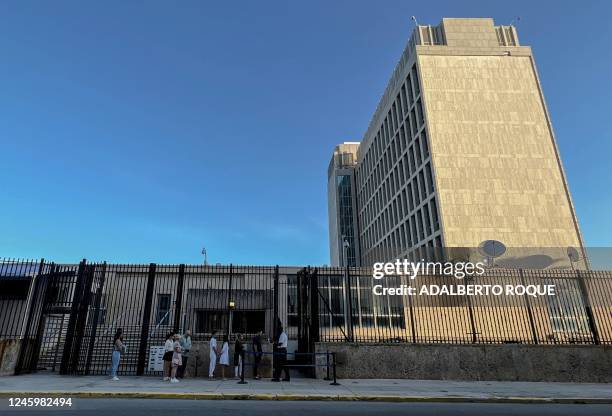 Cubans queue to enter the US embassy in Havana on January 4, 2023. - Five years after it was closed due to mysterious "sonic attacks" on diplomatic...