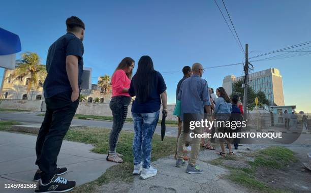 Cubans queue to enter the US embassy in Havana on January 4, 2023. - Five years after it was closed due to mysterious "sonic attacks" on diplomatic...