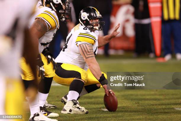 Doug Legursky of the Pittsburgh Steelers reads the defense against the San Francisco 49ers at Candlestick Park on December 19, 2011 in San Francisco,...