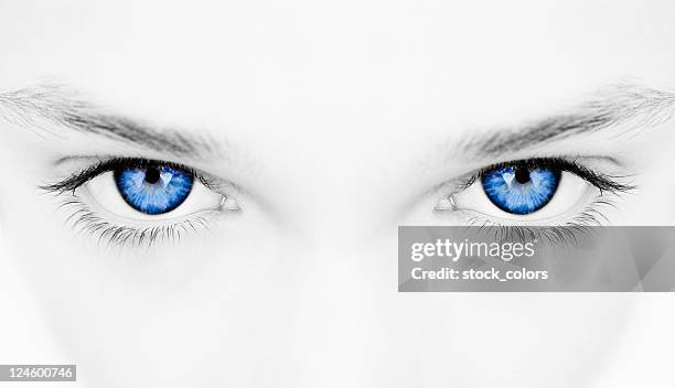 frau blaue augen - menschliches auge stock-fotos und bilder